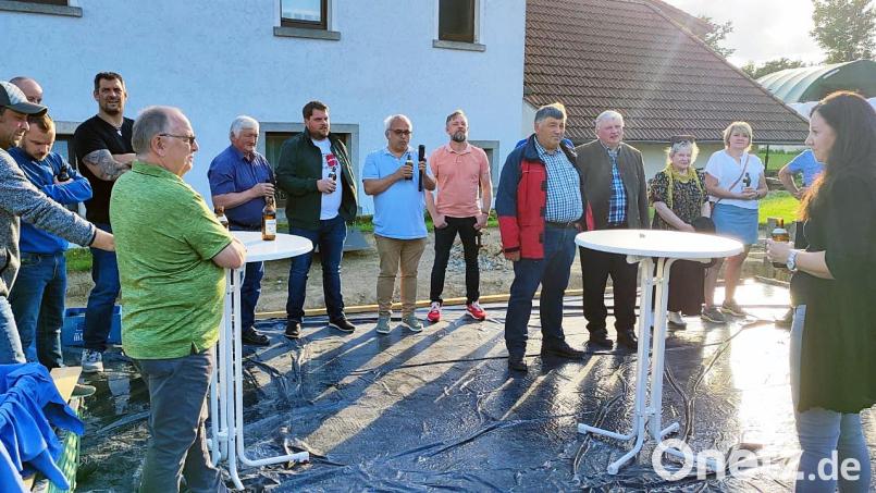 Die Flosser CSU-Familie feierte mit ihrer neuen Veranstaltungsreihe „D&#039;Leit im Mittelpunkt“ im Ortsteil Kalmreuth eine mehr als gelungene Premiere, zu der Ortsverbandsvorsitzende Nadine Gralla-Sommer (rechts) die zahlreichen Teilnehmer begrüßte. Bild: lst/exb