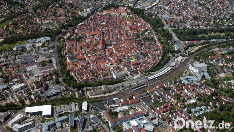 Die Altstadt von Amberg, der Amberger Bahnhof und das Mariahilfbergviertel (von oben nach unten): Im Zuge des barrierefreien Umbaus des Bahnhofs wird es wohl keinen Durchstich in Richtung Berg geben. Luftbild: Bernd Georgi / exb