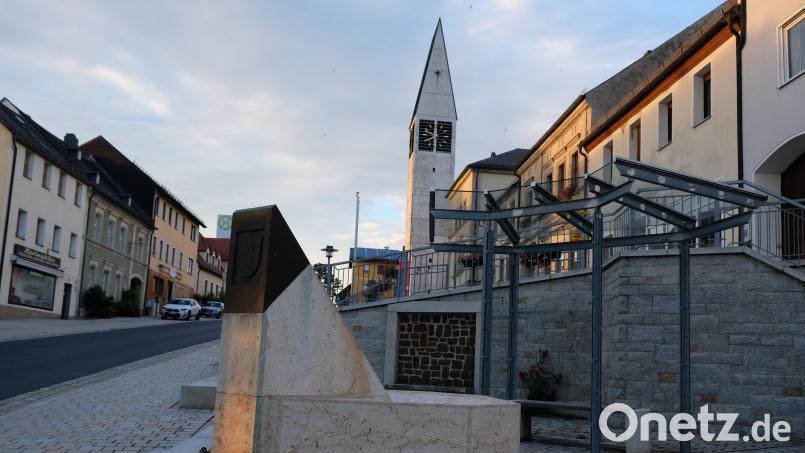 Ein schmucker Kirchenthumbacher Marktplatz ist eine der goldenen Seiten der Gemeindeentwicklung. Die Schattenseiten sind geprägt durch hohe finanzielle Belastungen, bedingt durch unabdingbare Investitionen in die Infrastruktur. Bild: do