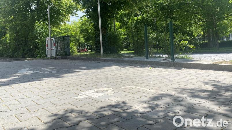Die Ladesäulen auf dem Parkplatz beim Neuen Rathaus in Weiden wurden vorübergehend demontiert. Bild: Schönhofen