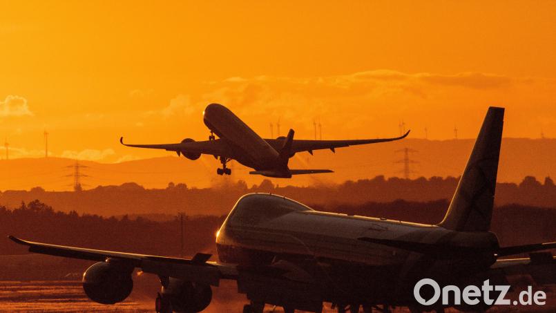 Damit der Ferienflieger nicht ohne einen abhebt: Bei &quot;Rail and Fly&quot;-Angeboten sollten Urlauber einen ausreichenden Zeitpuffer für die Fahrt zum Flughafen einplanen. Bild: Boris Roessler/dpa