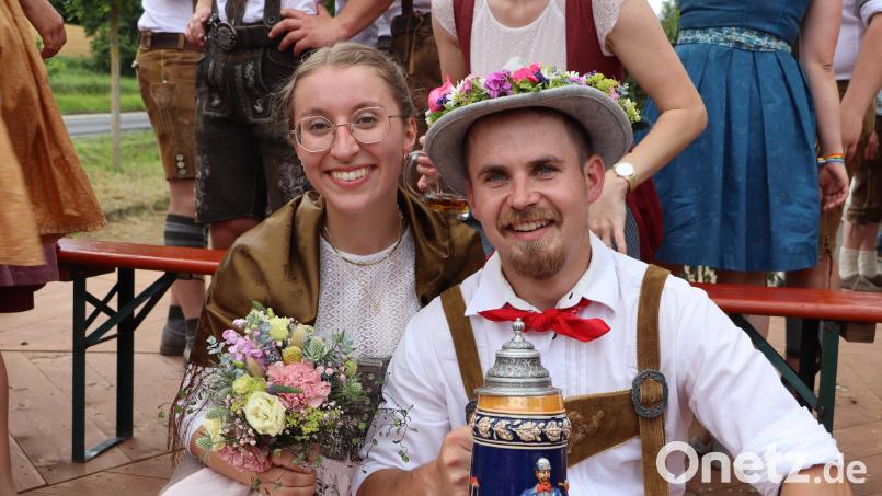 Das neue Oberkirwapaar von Weißenberg: Seline Schwemmer und Kirwa-Chef Maxl Schöner. Bild: gru