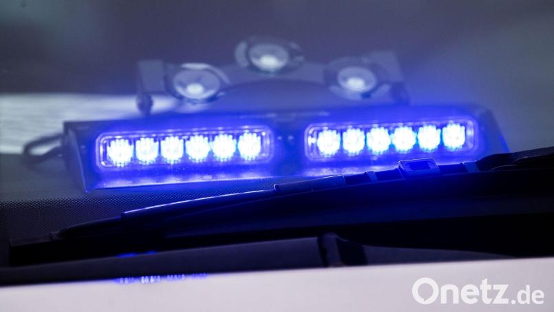 Nach einem Unfall auf der B85 ist der Schaden an den Fahrzeugen fünfstellig. Es gibt zwei Leichtverletzte. Symbolbild: Lino Mirgeler/dpa