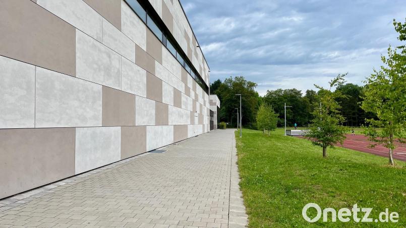 Während der Generalsanierung der Sportstätten der Realschulen wurden auf dem Verbindungsweg zum Park die Sitzbänke abgebaut. Sie sollen wieder aufgestellt werden. Bild: Gabi Schönberger