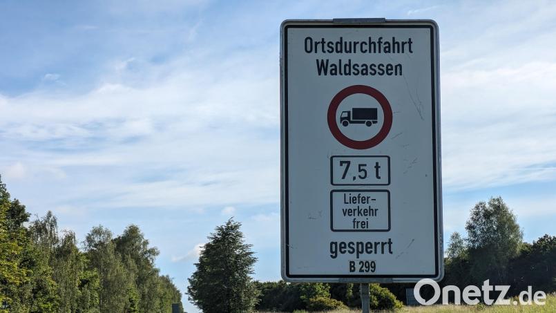 An der Bundesstraße 299 (hier an der Zufahrt nach Mitterteich) weisen großformatige Schilder auf die Sperrung der Ortsdurchfahrt für den Schwerlastverkehr hin. Bild: pz