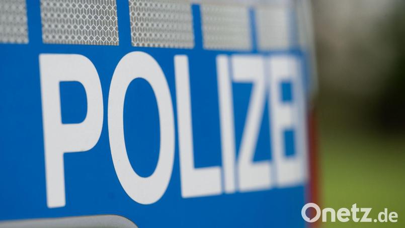Ein Unbekannter hat an einem Bild: Marijan Murat/dpa/Symbolbild