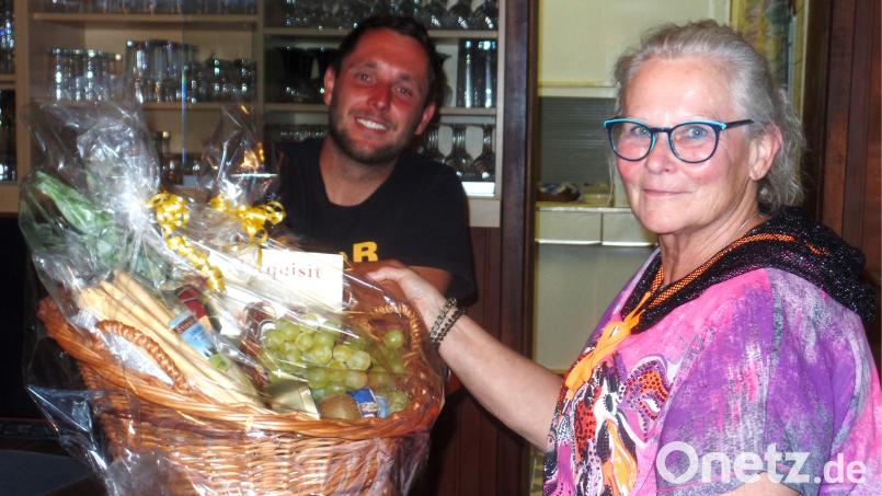 Vereinsgemeinschaftsvorsitzender Christopher Oppenkowski dankt der bisherigen Kassierin Monika Hirmer mit einem Präsentkorb für die geleisteten Dienste. Bild: jml