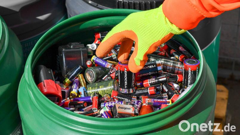 Alt-Batterien können in Supermärkten in Sammelbehälter gegeben werden. In Oberviechtach ist hier eine Akkubatterie explodiert. Symbolbild: Jens Kalaene/dpa