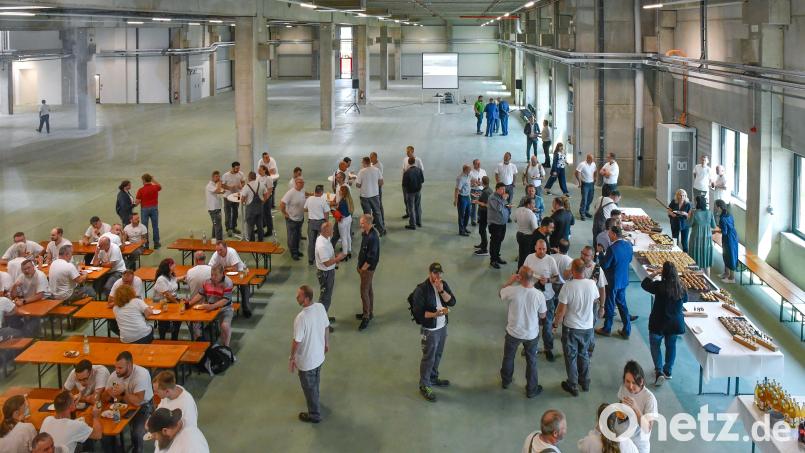 Vorstand, Geschäftsleitung, Führungskräfte und alle 150 Mitarbeiter der Konfektion feierten die bauliche Fertigstellung der neuen Konfektionshalle – ein großes Häppchen-Buffett kam da gerade recht. Bild: Petra Hartl