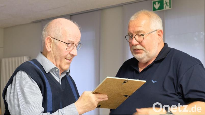 Vorsitzender Josef Bauer (rechts) dankt Pfarrer Franz Winklmann für seine unermüdliche Arbeit für das Jugendhaus und den Verein Jugendwerke Weiden-Neustadt e.V. mit einer Ehrenurkunde. Bild: bk