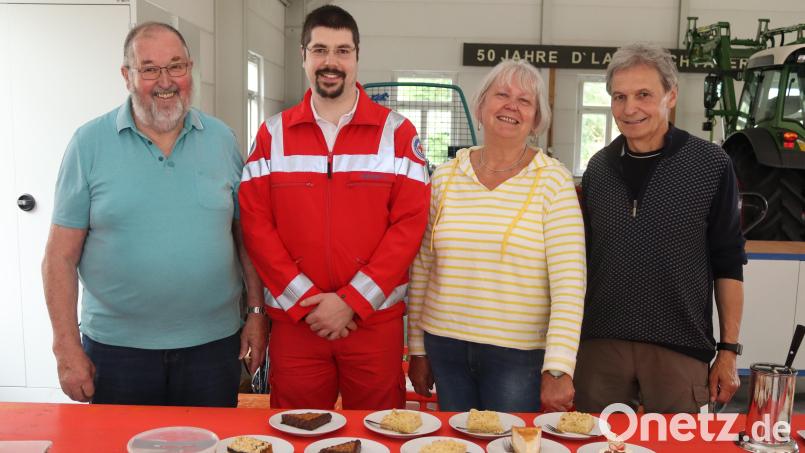 Bei der Spendenübergabe (von links): Georg Kotz, Christoph Gebhardt für die Helfer vor Ort, Sylvia Schaum und Wallfahrtsleiter Josef Weinfurtner. Bild: mrr