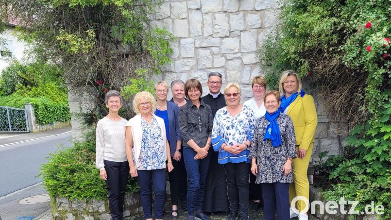 Das Vorstandsteam des KDFB, Zweigverein St. Konrad Ammersricht von links: Theresia Finger, Monika Peter, Marion Burnikel, Karin Birner, Karin Netta, Pfarrer Michael Jakob, Gabi Ries, Susanne Müllner, Kornelia Ballach und die stellvertretende Diözesanleitung des KDFB Kerstin Aufschneider. Bild: hae