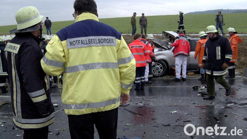 Rettungskräfte erleben oft sehr belastende Situationen. Ihnen stehen unter anderem Notfallseelsorger und ein Kriseninterventionsteam zur Seite. Beide sind Teile der Psychosozialen Notfallversorgung im Landkreis Schwandorf, die zum Katastrophenschutz gehört. Symbolbild: uax