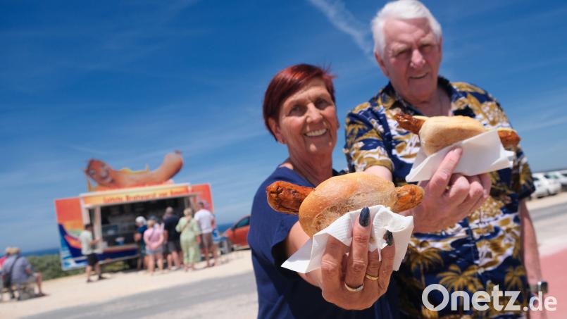 Auswanderer in Bratwurstmission: das Ehepaar Petra und Wolfgang Bald vor ihrer Imbissbude am Cabo de São Vicente. Bild: Franziska Gabbert/dpa