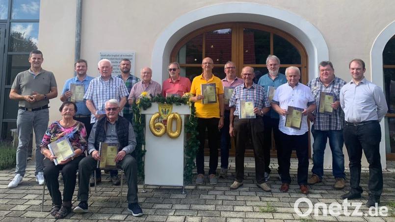 Den geehrten Mitglieder von Schwarz-Gelb Etzelwang gratulierten Etzelwangs Bürgermeister Roman Berr (links) und Vorsitzender Michael Übelacker (rechts). Bild: U. Sperber/exb