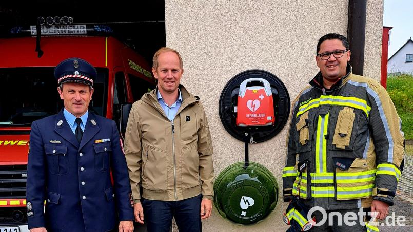 Der Defibrillator, der vorher in der Sparkasse hing, ist nun am Gerätehaus in Unterköblitz angebracht. Das Bild zeigt (von links) Vorsitzenden Werner Fischer , Bürgermeister Konrad Kiener und Kommandant Manuel Kraus. Bild: Willi Duschner/exb
