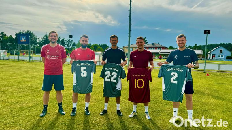 Markus Kraus vom SV Grafenwöhr mit den Neuzugängen Marcel Pfab, Kilian Heldmann, Luca Reiß und Tobias Rudlof. Bild: fdr