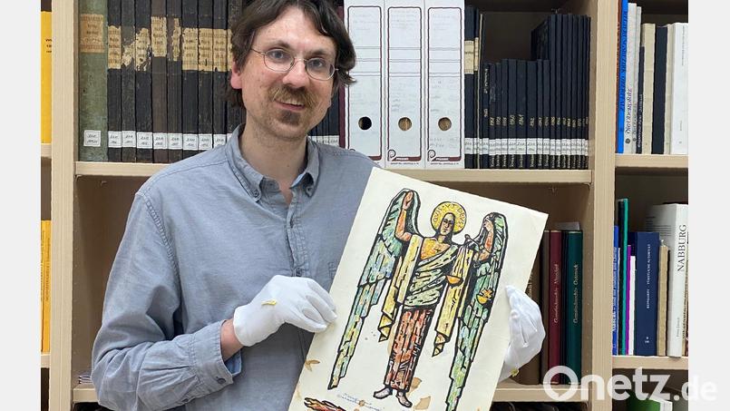 Archivar Gotthard Kemmether zeigt eines der Werke des Künstlers Waldemar Behrens. Bild: Claudia Völkl