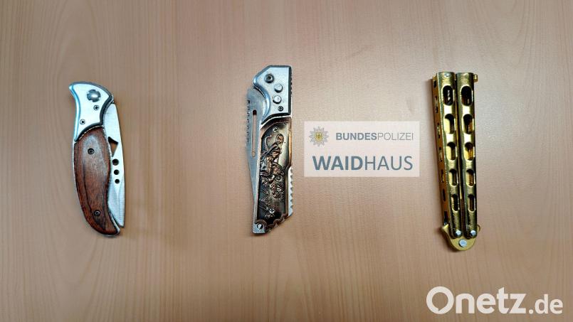 Die Waidhauser Bundespolizeibeamten beschlagnahmten diese drei verbotenen Messer. Bild: Bundespolizei Waidhaus
