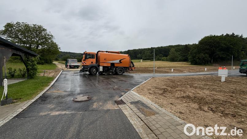 Im Baugebiet &quot;Hinter der Schmiede&quot; in Schwend laufen die Aufräumarbeiten - hier hatte der Starkregen viel Schaden angerichtet an den Wegen. Bild: ge