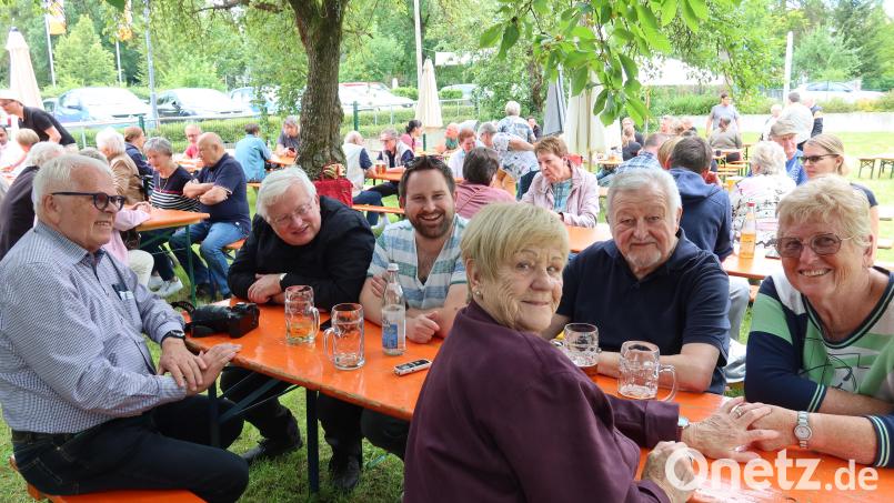 Die Besucher freuen sich über die gute Bewirtung beim Pfarrfest von St. Johannes. Bild: Helmut Kunz