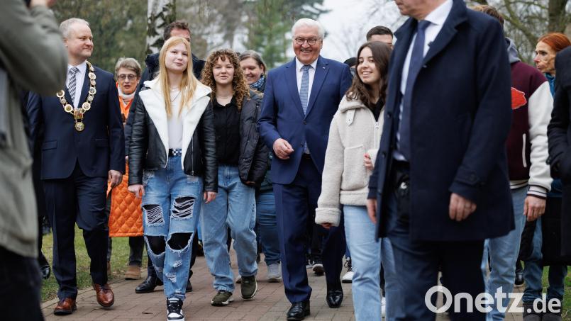 Bundespräsident Frank-Walter Steinmeier (Mitte) im ostwestfälischen Espelkamp. Dort suchte er im März das Gespräch mit Jugendlichen und Erwachsenen. Nächste Woche soll es eine Neuauflage dieses &quot;Ortszeit&quot;-Formats in der Oberpfalz geben. Bild: Friso Gentsch/dpa