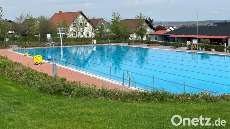 Nicht nur das Wasser im Vilsecker 50-Meter-Schwimmerbecken, sondern auch das im Nichtschwimmer- und im Planschbecken könnten mittels Fernwärme auf angenehme 26 Grad beheizt werden. Bild: Stefanie Gradl