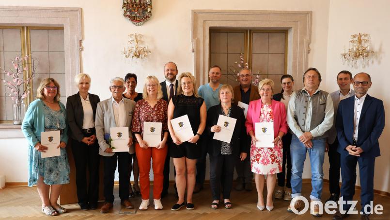 Landrat Andreas Meier (Sechster von links) verabschiedet und ehrt Bedienstete der Landkreisbehörde. Bild:  Landratsamt Neustadt/ Marcel Weidner/exb