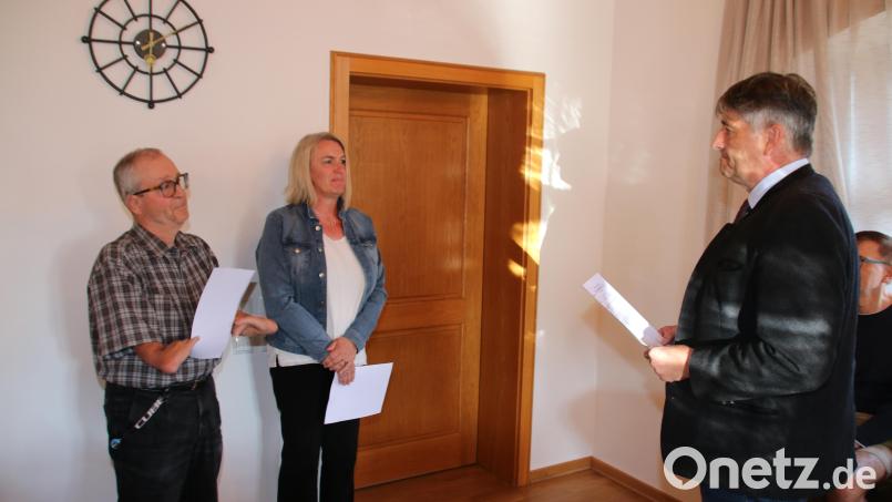 Bürgermeister Edgar Knobloch (rechts) nahm Peter Lippiota und Claudia Wolf den Amtseid ab. Bild: sne