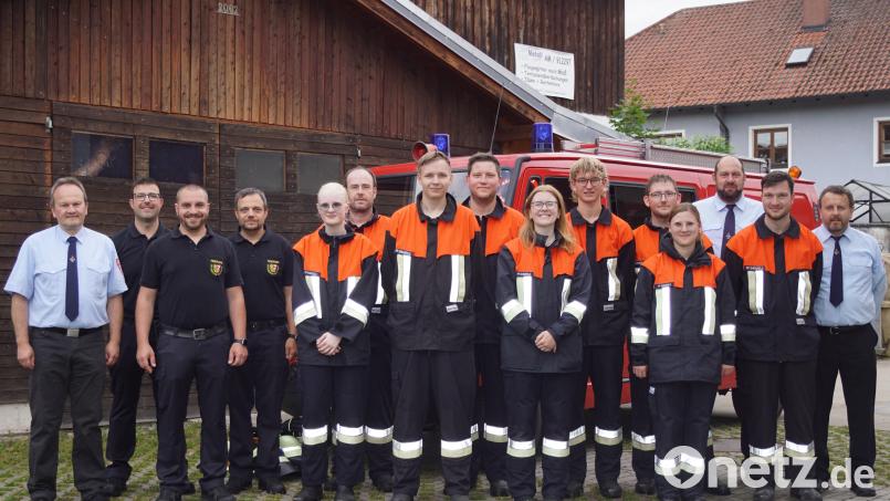 Zufriedene Gesichter nach der Leistungsprüfung (von links): Vorsitzender Berthold Maier, die Schiedsrichter Horst Kellner, Kreisbrandmeister Philipp Gebert und Kreisbrandinspektor Michael Iberer sowie die Prüflinge Annika Lingl, Wolfgang Lingl, Jonas Lichtblau, Martin Auer, Marlene Siegler, Cornelius Lohner, Andreas Bauer und Selina Dorner, Zweiter Kommandant Klaus Schlosser, Gruppenführer Christoph Lederer und Erster Kommandant Christian Lenk. Bild: fdl