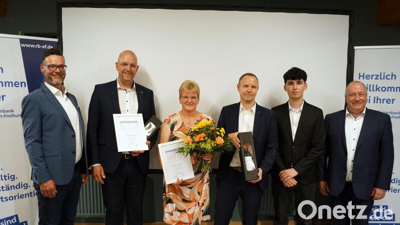 Die Bankvorstände Michael Sommer (links) und Frank-E. Kirchhof (rechts) mit den geehrten Mitarbeitern (ab Zweiter von links): Michael Liedl, Bettina Trenz), Michael Schnurrer und Elias Guttenberger. Bild: jma