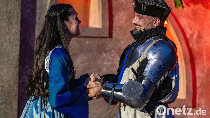 Elena Hammerschmid als Agnes Bernauer und Sebastian Josef Danner als Herzog Albrecht III. spielen während einer Probe auf der Bühne im Hof des Herzogschlosses. Bild: Armin Weigel/dpa
