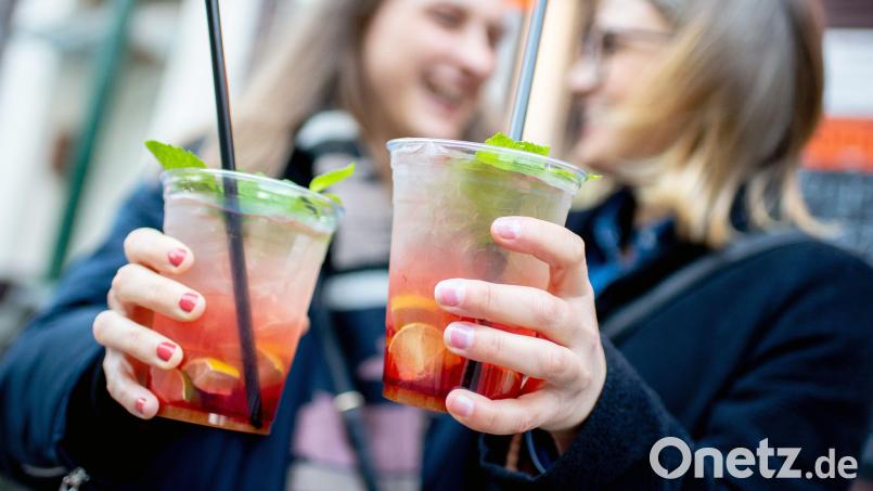 Diebe haben alkoholische Getränke mit Erdbeer-Geschmack im Wert von rund 250 Euro gestohlen. Symbolbild: Hauke-Christian Dittrich/dpa