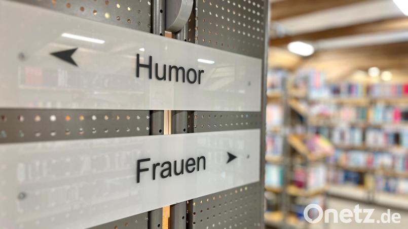 Die Schilder sorgen bei den Besuchern der Regionalbibliothek immer wieder für Lacher. Bild: Gabi Schönberger