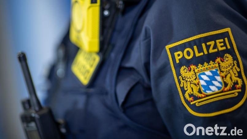 Eine Polizistin trägt ein Abzeichen der bayerischen Polizei. Bild: Daniel Karmann/dpa/Symbolbild