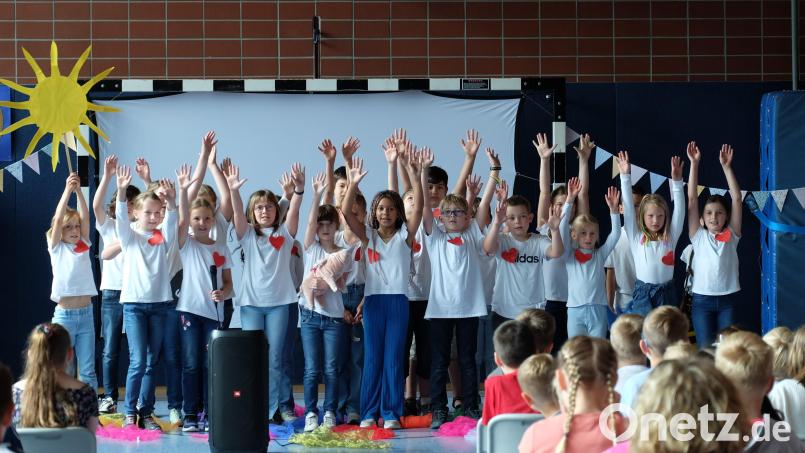 Ein Geburtstagslied für ihre Schule hatten die Kinder der dritten Klasse einstudiert. Bild: wlr