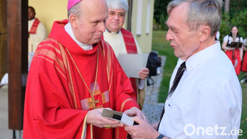 Zum Jubiläum der Apfelbacher Kreuzkapelle überreicht Weihbischof Reinhard Pappenberger Bruno Uhl die Johann-Michael-Sailer-Medaille. Bild: do