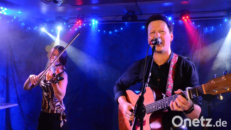 "The Wondering Men" mit Violinistin Saskia Götz im "Parapluie". Bild: Kunz