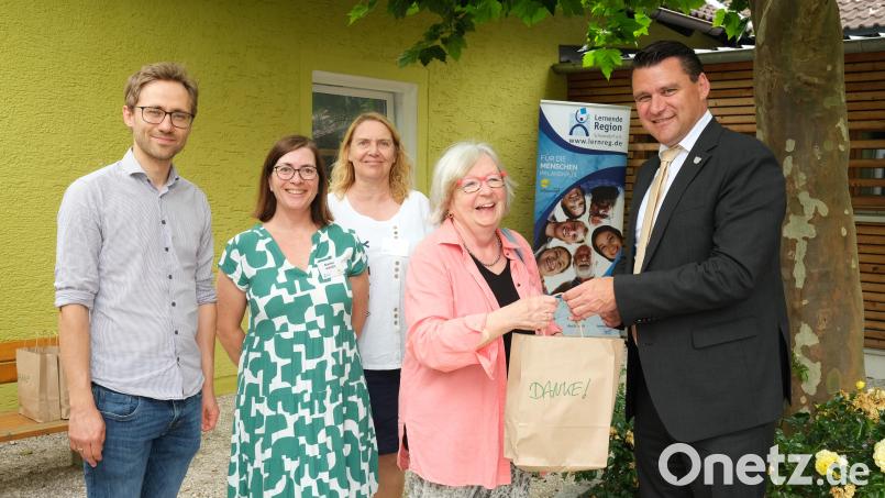 Die Mitarbeiter der &quot;Lernenden Region&quot;, Florian Schmid, Bianka Vollath und Doris Dürr (von links), bedankten sich gemeimsam mit Landrat Thomas Ebeling (rechts) bei Lesepatin Gerda Bayer aus Schwarzenfeld für das ehrenamtliche Engagement. Bild: Hirsch