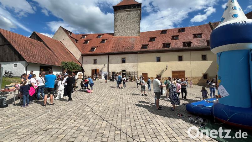 Den ganzen Nachmittag waren die Spielstationen im Burghof umlagert und die Kinder konnten beim Ausprobieren der Musikinstrumente ihre musikalischen Fähigkeiten testen. Bild: Stefanie Gradl