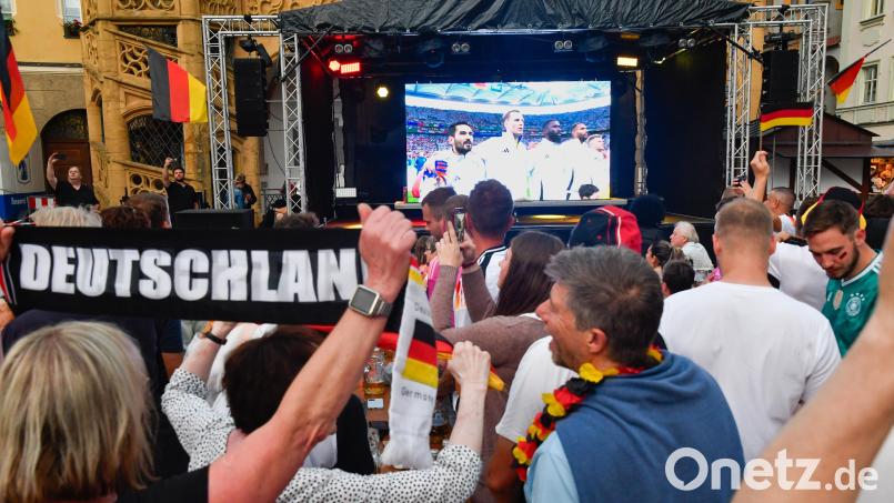 Die Fußball-EM macht's möglich: Public-Viewing am Marktplatz beim Altstadtfest in Amberg. Bild: Petra Hartl