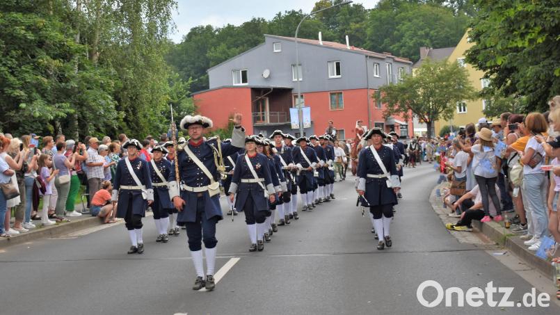 Eine jubelnde Menge mit Tausenden Zuschauern begleitet den Festzug zum Abschluss des Nordgautages in Grafenwöhr am Sonntag. Bild: rgr