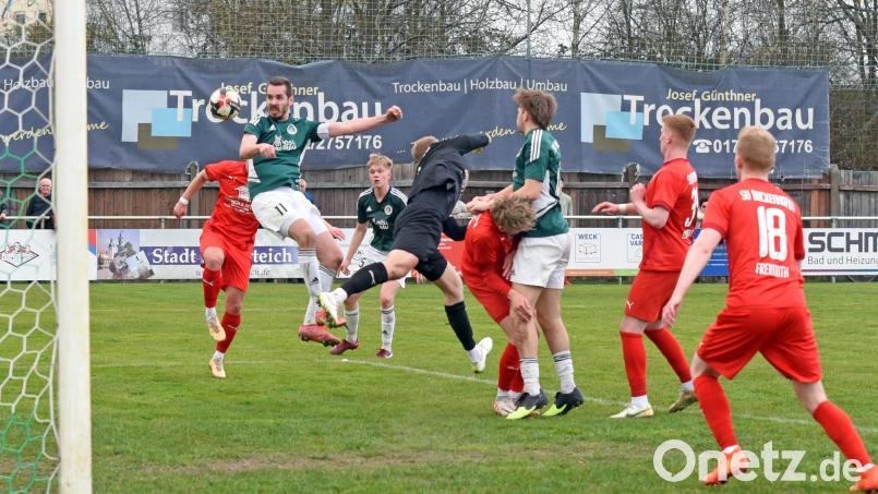 Der SV Mitterteich hofft auch in der kommenden Landesliga-Saison auf die Treffsicherheit seines Torjägers Marco Kießling (Zweiter von links, Szene aus der Partie der vergangenen Spielzeit gegen den SV Buckenhofen/2:0). Archivbild: Gebert