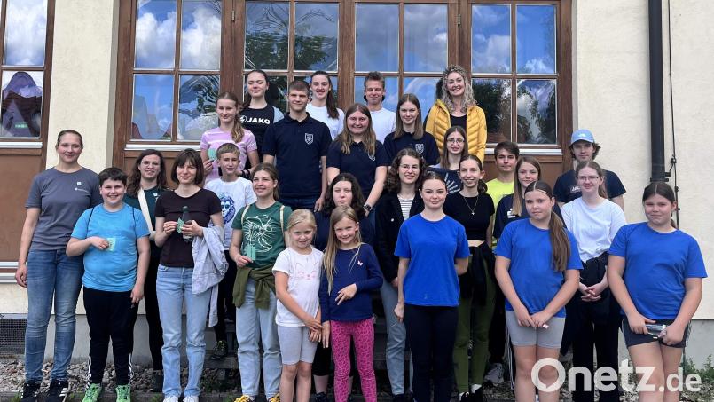 Die Bläserjugend des Nordbayerischen Musikbunds (NBMB) bewies bei der in Hirschau ausgetragenen Vereinsmeisterschaft nicht nur ihre musikalischen Fähigkeiten. Kreisjugendleiterin Katharina Stein (2. Reihe, links), ihre Stellvertreterin Andrea Fleischmann (2. Reihe, Zweiter von links) und Schriftführer Ferdinand Nibler (3. Reihe, rechts) konfrontierten die Teilnehmer mit vielerlei Aufgaben. Bild: u