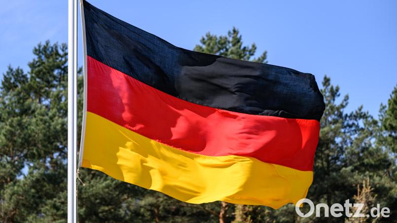 Zur Fußball-EM hängen vielerorts Deutschlandfahnen. Auf drei davon hat es ein Unbekannter in Weiden abgesehen. Bild: Robert Michael / dpa