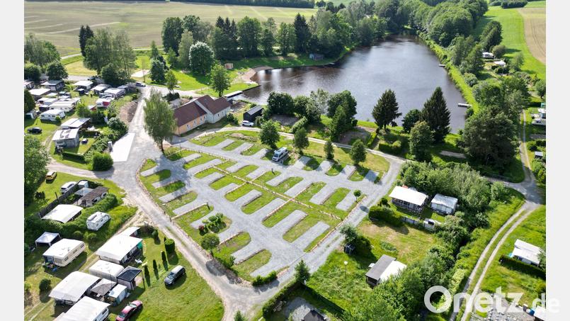 Philipp und Stefanie Sanders haben in den vergangenen Wochen nicht nur die Wege neu schottern lassen, sondern auch die Abstellplatz für Dauercamper und Wohnmobile neu strukturiert. Bild: Naturcamp.net/exb