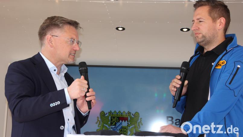 Landtagsvizepräsident Tobias Reiß (links) war im &quot;LandTruck&quot; ein begehrter Interviewpartner. Bild: kro