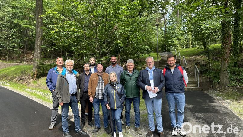 Oberbürgermeister Andreas Feller (Zweiter von rechts) und Dritte Bürgermeisterin Marion Juniec-Möller (vorne, Mitte) besichtigen zusammen mit Stadträten, verantwortlichen Bauunternehmern sowie Mitarbeitern des Bauhofes und des Amtes "Planen und Bauen" der Stadt Schwandorf den neuen barrierefreien Weg am Weinberg. Bild: Lara Schmaus/Stadt Schwandorf/exb