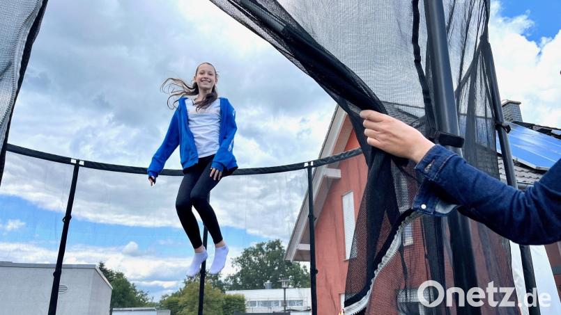 Tessa aus Weiden liebt das Trampolinspringen im Garten. Um das Verletzungsrisiko zu minimieren, ist vor allem bei Kindern einiges zu beachten, darunter die Verwendung eines Sicherheitsnetzes. Bild: Gabi Schönberger