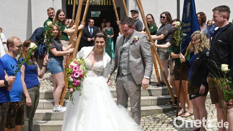 Durch ein Kirwa-Schwalben-Spalier der Kirwa-Leut aus Ammersricht und Ursensollen verließen Tamara und Andreas Lotter nach ihrer kirchlichen Trauung die Kirche St. Ursula, fuhren mit der Kutsche zum Schweighof und später dann nach Erlheim, wo ausgiebig gefeiert wurde. Bild: gf